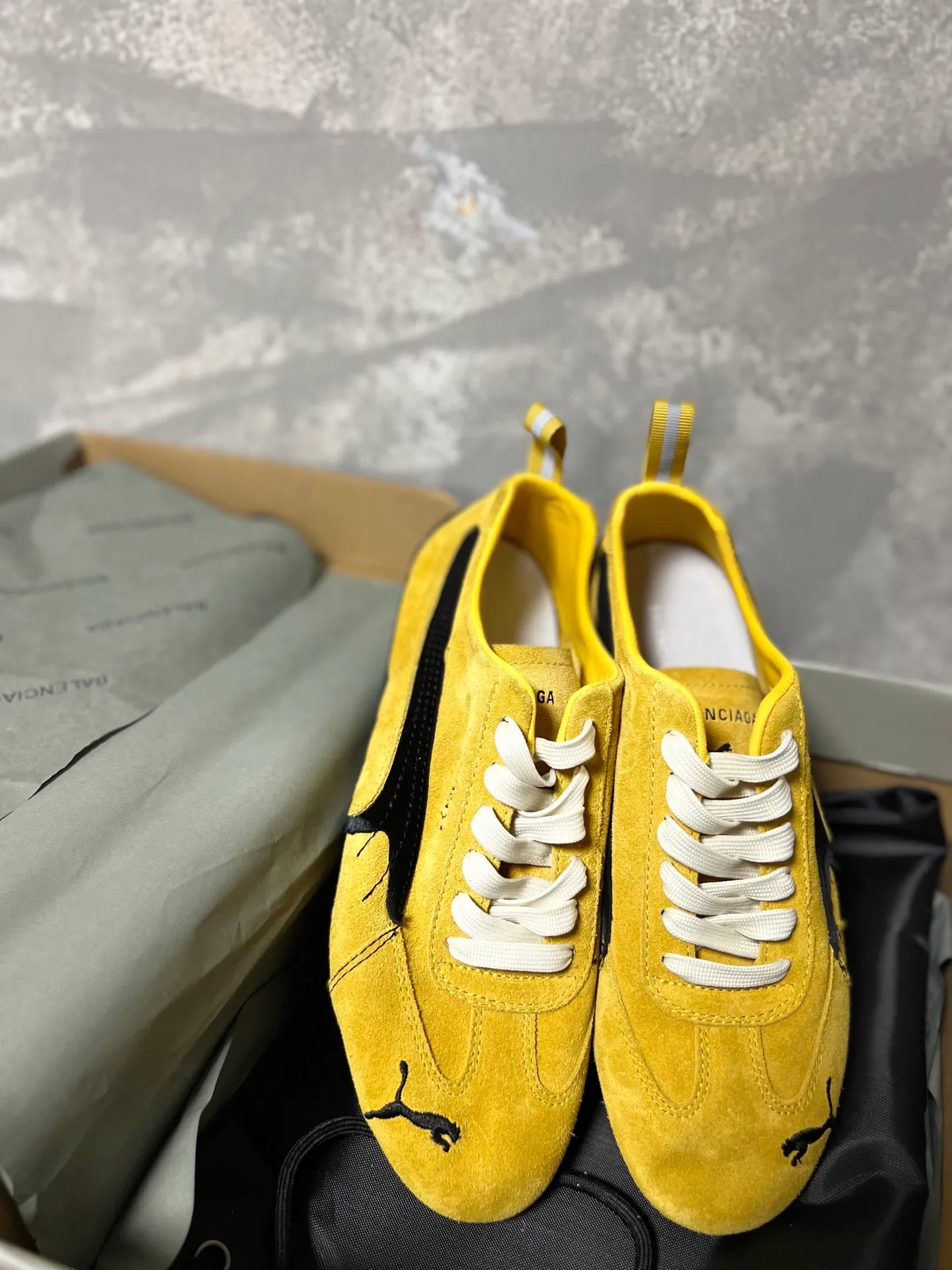 👟👟Ex-factory price 480👟👟 PUMA co-branded Balenciaga: Who knows! This pair of distressed and war-damaged Speedcats are so good-looking. The thin-soled sneakers have been upgraded to 2.0, which destroys the aesthetics of the street. More than half of the classic PUMA stripes on the side of the shoes have been "violently torn". The distressed treatment has a sense of ruined art, and it becomes the focus of the street in seconds! Hot stamping double logo + gold foil size mark on the heel, the details give a high-end feel Code number: 35-44 (45 customized)